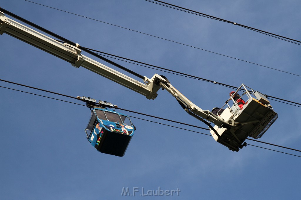 Koelner Seilbahn Gondel blieb haengen Koeln Linksrheinisch P578.JPG